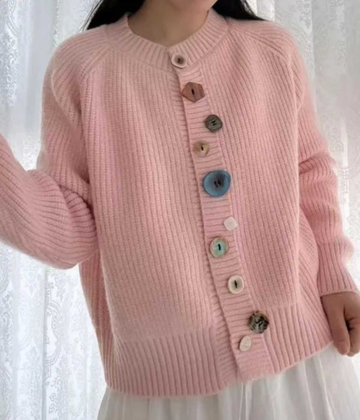 カラフルなボタン付きカーディガン