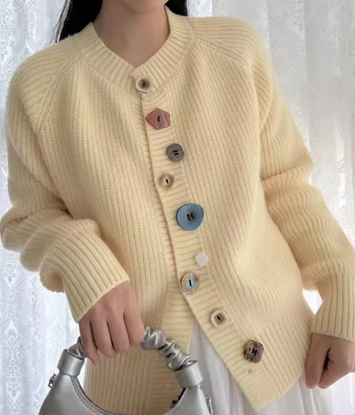 カラフルなボタン付きカーディガン