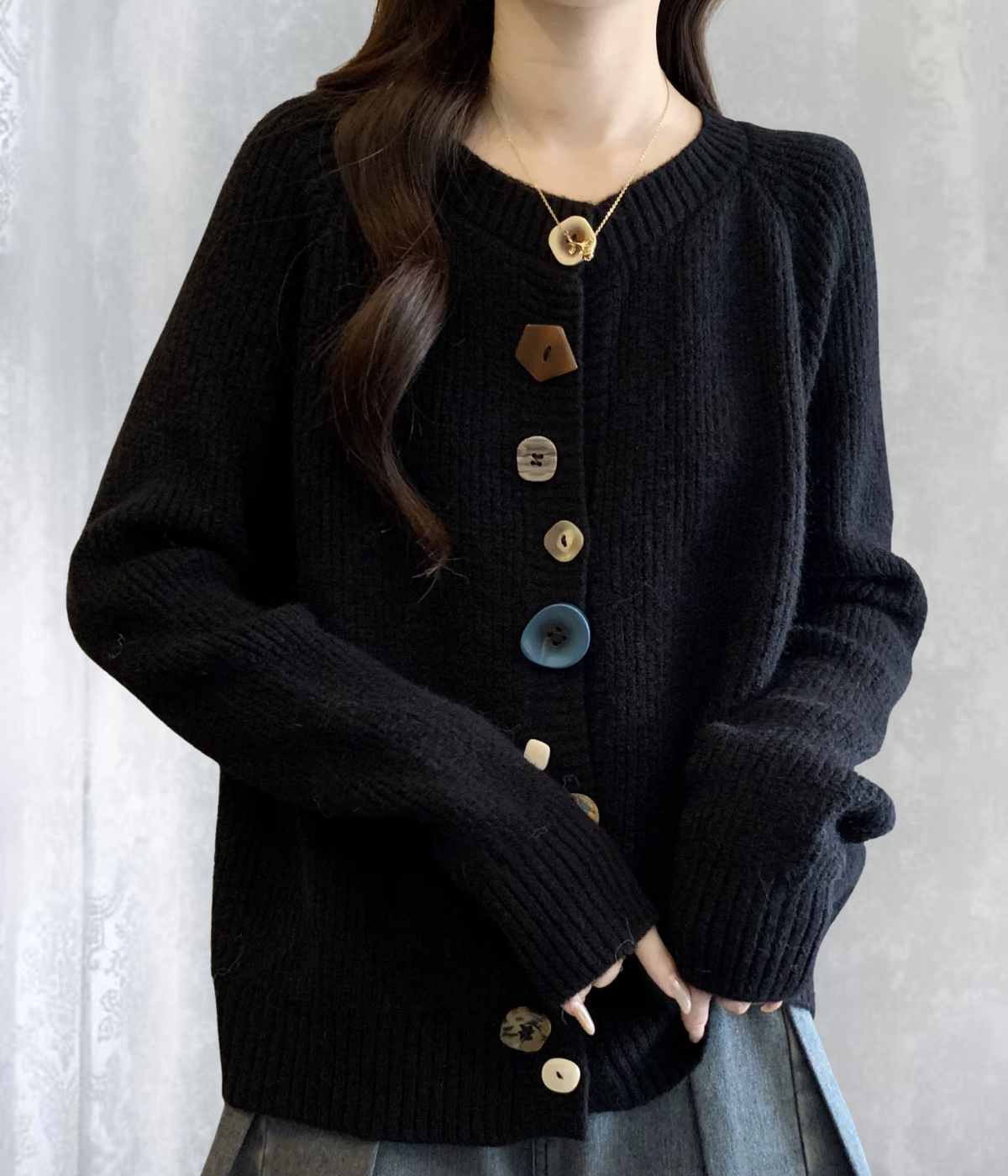 カラフルなボタン付きカーディガン