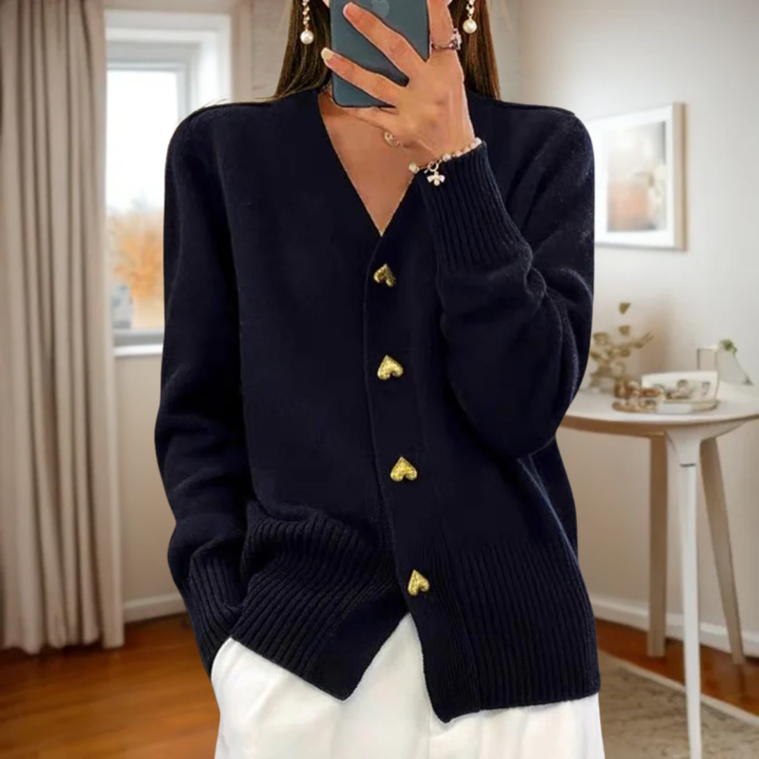 エレガントなハートボタンのカーディガン