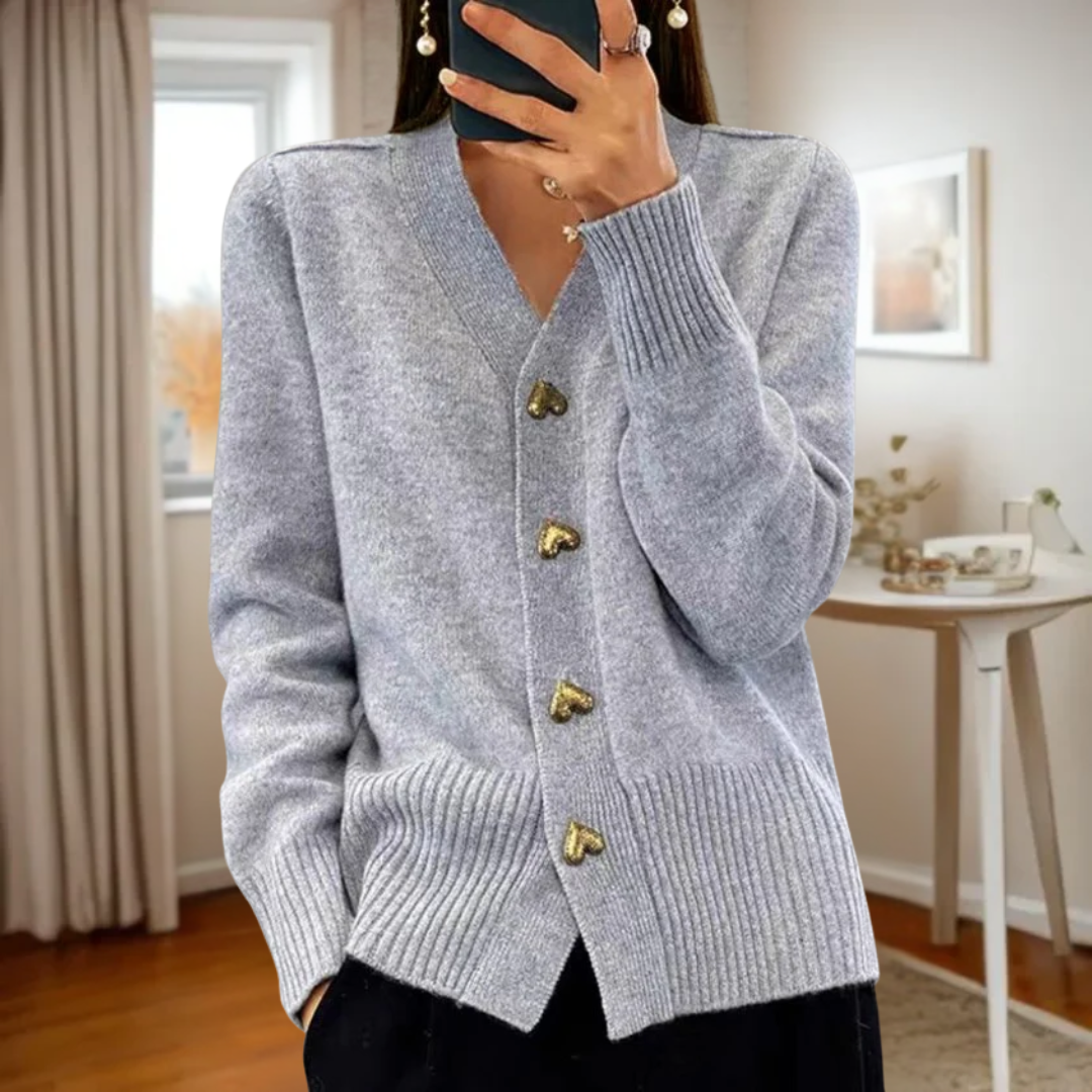 エレガントなハートボタンのカーディガン