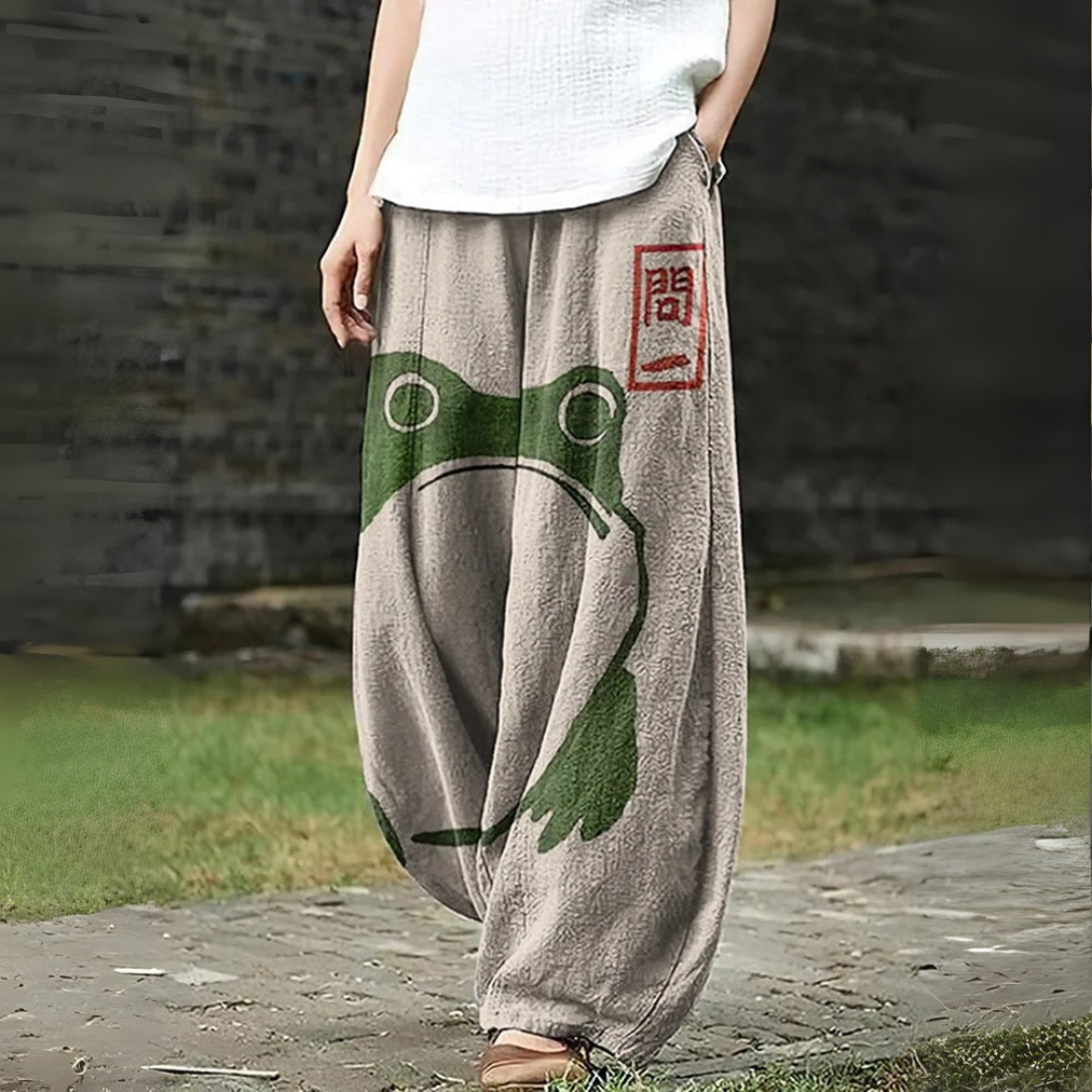 グレーの蛙柄プリントパンツ