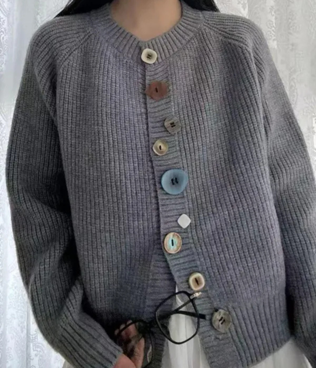 カラフルなボタン付きカーディガン